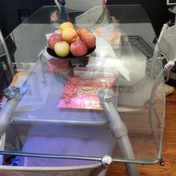 Dining room with 4 chairs