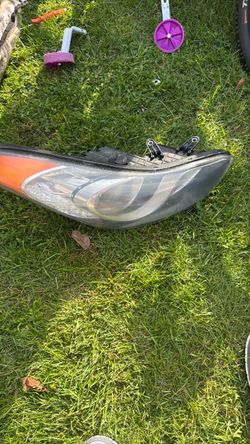 2013 Hyundai Elantra R headlight used but I told shape