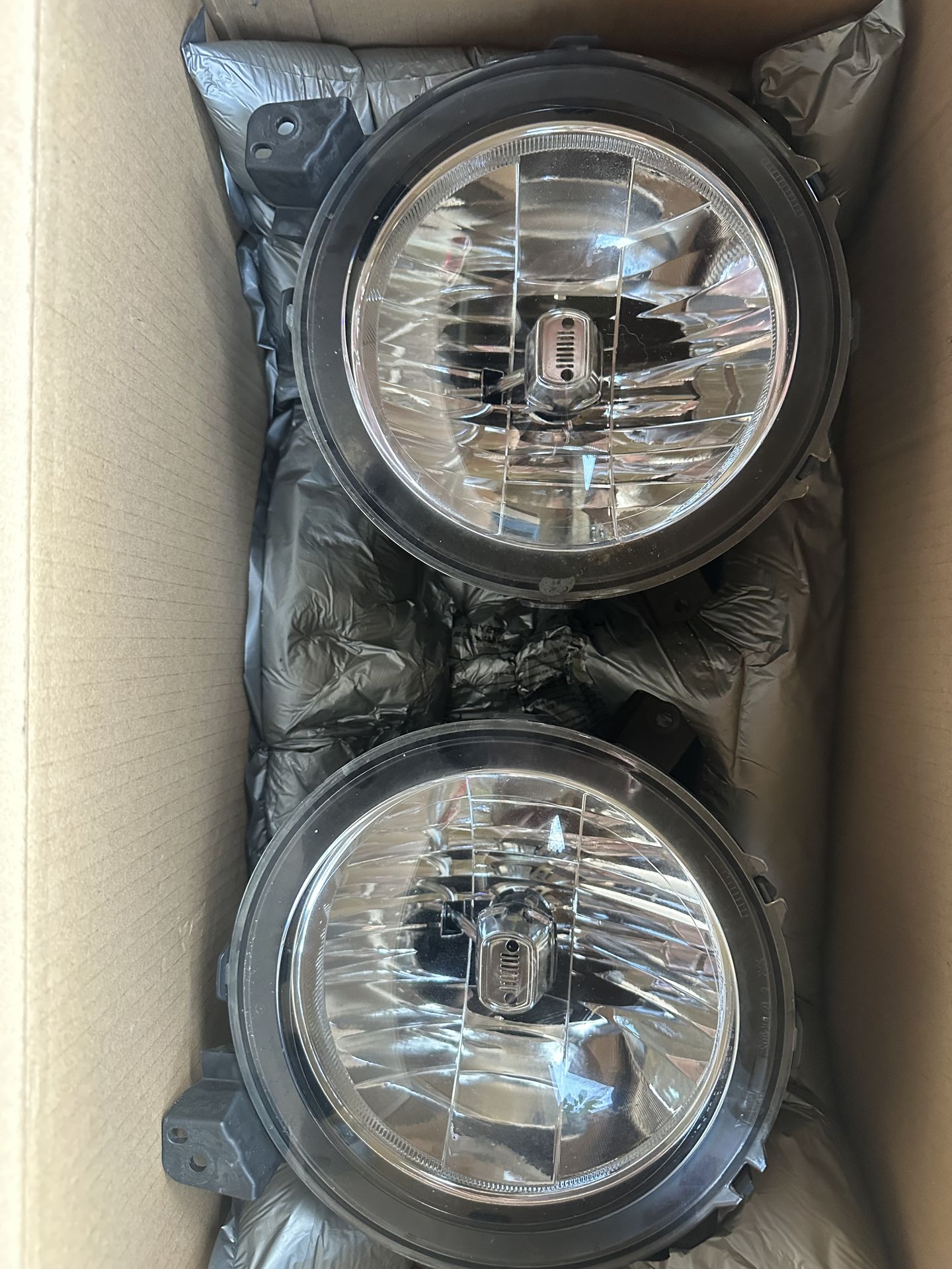 Jeep Wrangler JL Halogen Headlight OEM (2018 2019 2020 2021)