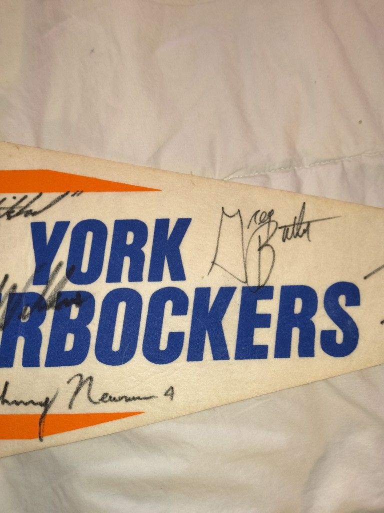Rare 1992–1993 New York Knicks Full Team Autographed Pennant – Patrick Ewing, Mark Jackson, Kiki Vandeweghe + More! ---