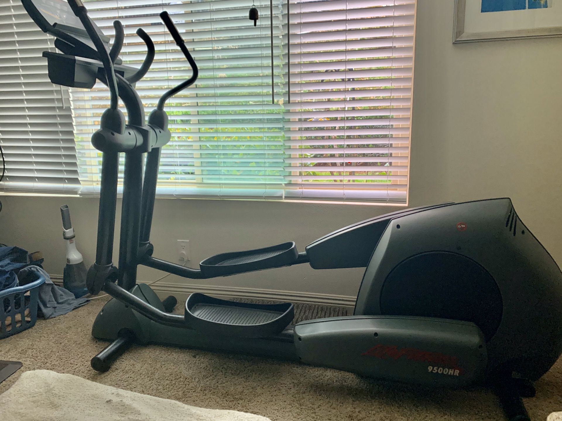 Elliptical machine life fitness ct9500 hr cross trainer