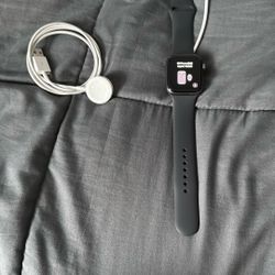 Apple Watch SE 44mm (1st Gen) – Charger Included