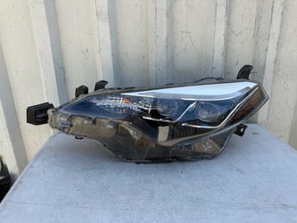 TOYOTA COROLLA XSE SE  2017 2018 2019 Headlight headlamp left driver side LH used OEM (dual beam)
