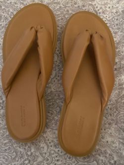 Old Navy Flip Flops Adult Size 9.. new