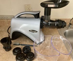 Juicer like new! Comes with all attachments