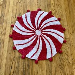 OH WHAT FUN CHRISTMAS HOLIDAY ROUND PEPPERMINT RUG FLOOR MAT W/ POM POMS 26”