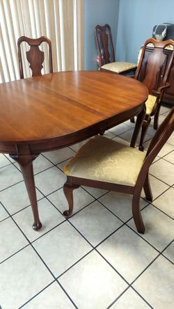 Kitchen table and 6 chairs