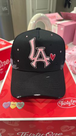 31 Hats “XOXO”