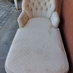 WHITE COUCH / GOOD FOR APTMENT OR BED ROOM TO RELAX SELLING FOR $50 GOOD SHAPE EASY TO MOVE LUV IT.