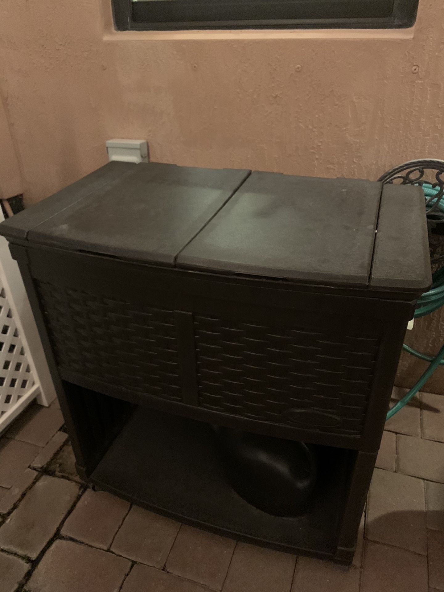 Suncast 85 Quart Resin Backyard Entertaining Cooler Station with Wheels
