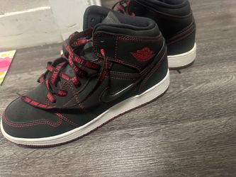 Jordan 1s   Size 6grade school