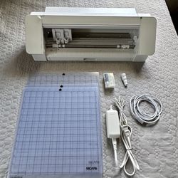 Silhouette Cameo 4 Electronic Cutter In Great Condition, Comes With Normal Blade And Engraving Blade And 3 Cutting Mats