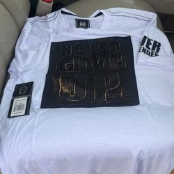 Never Give Up T Shirt / L