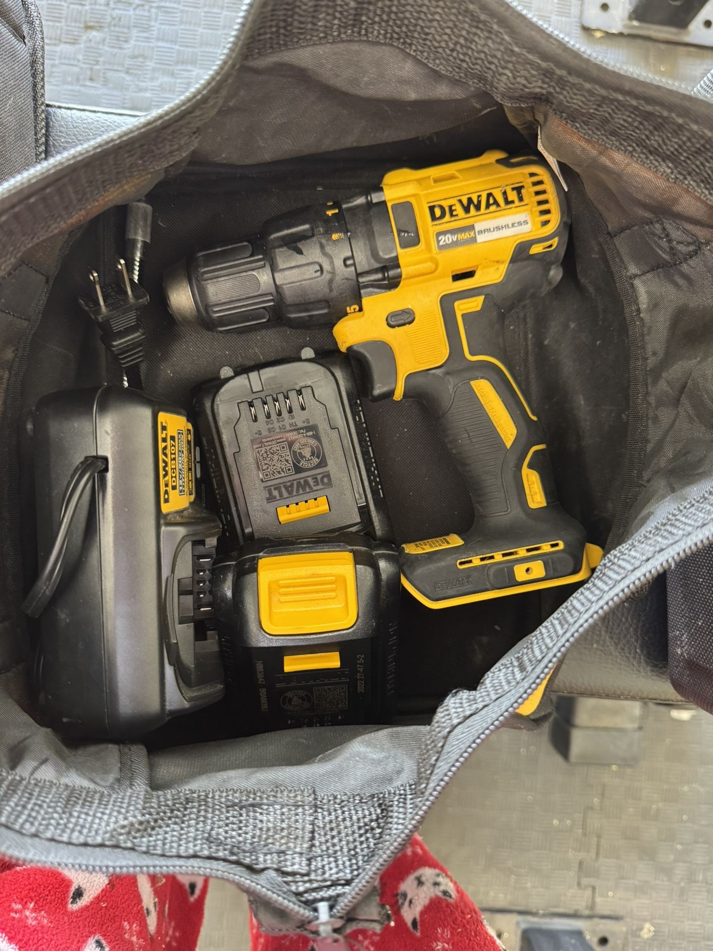 DeWalt 12v/20v max battery with two 20v battery packs DCB201 & DeWalt 20v max 1/2 in. brushless cordless drill