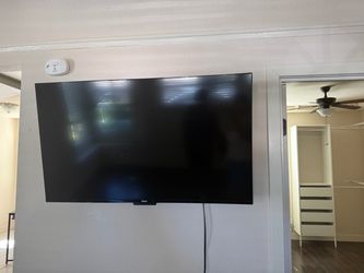 40 in Tv and Mount comes with tv legs