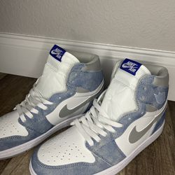 Jordan 1 Hyper Royal