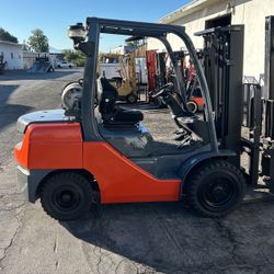 Toyota Pneumatic Forklift 6500 Pound Capacity 