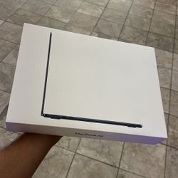 MacBook Air 13.6 M2 16GB RAM 256GB storage