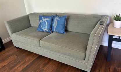 Beautiful modern couch! Can deliver.