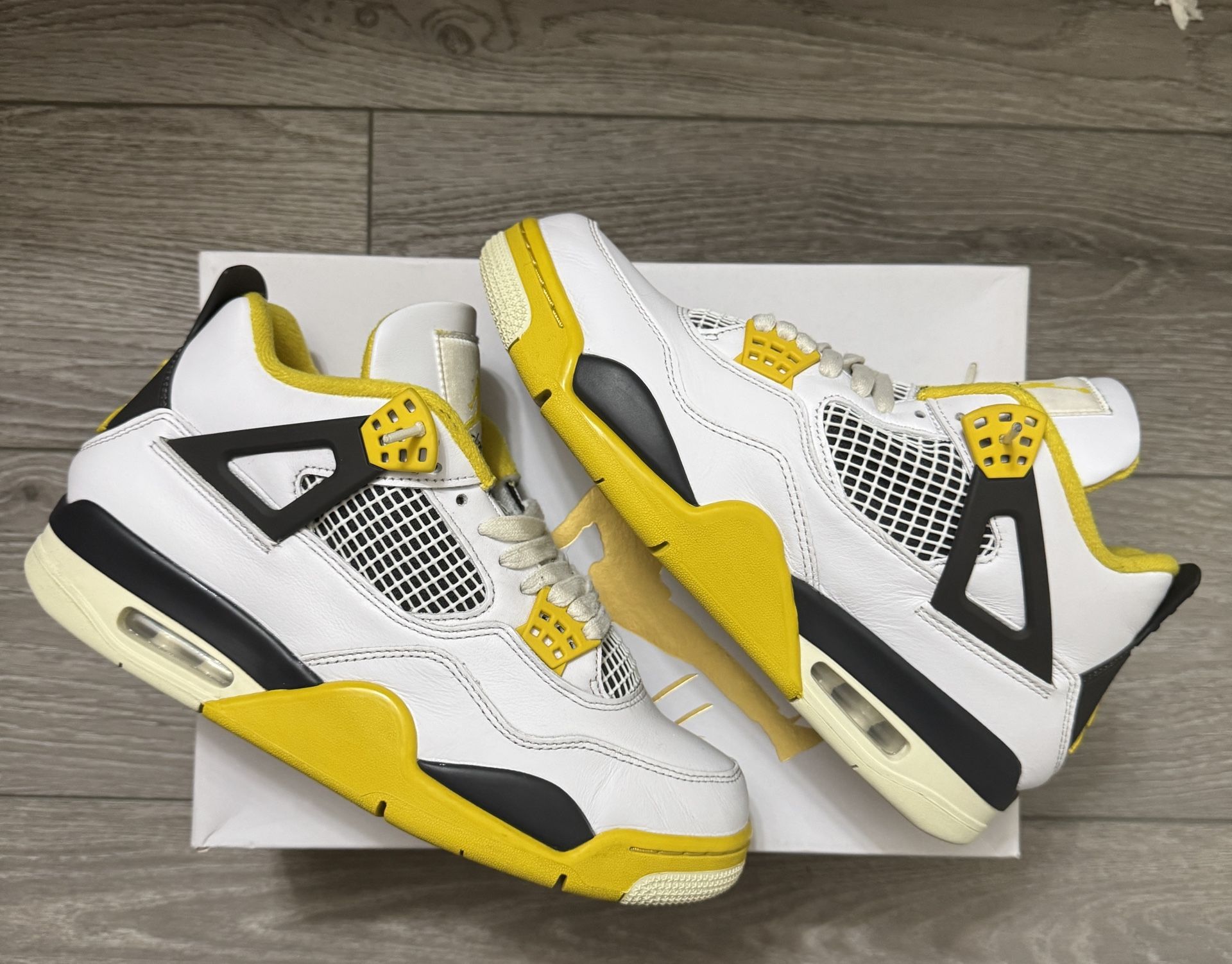 Jordan 4 sulfurs Men’s size 9.5 / Women’s 10.5