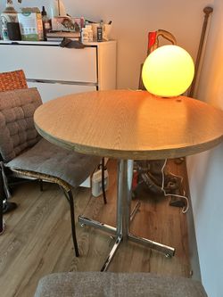 Round table Two Chairs