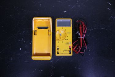 Fluke 23 Series II Digital Multimeter Fluke 23 Series II Digital Multimeter W/ Shock Holster & Leads