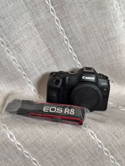 Canon R8 - Like New