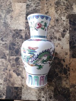 Fine Porcelain China Vase 1985