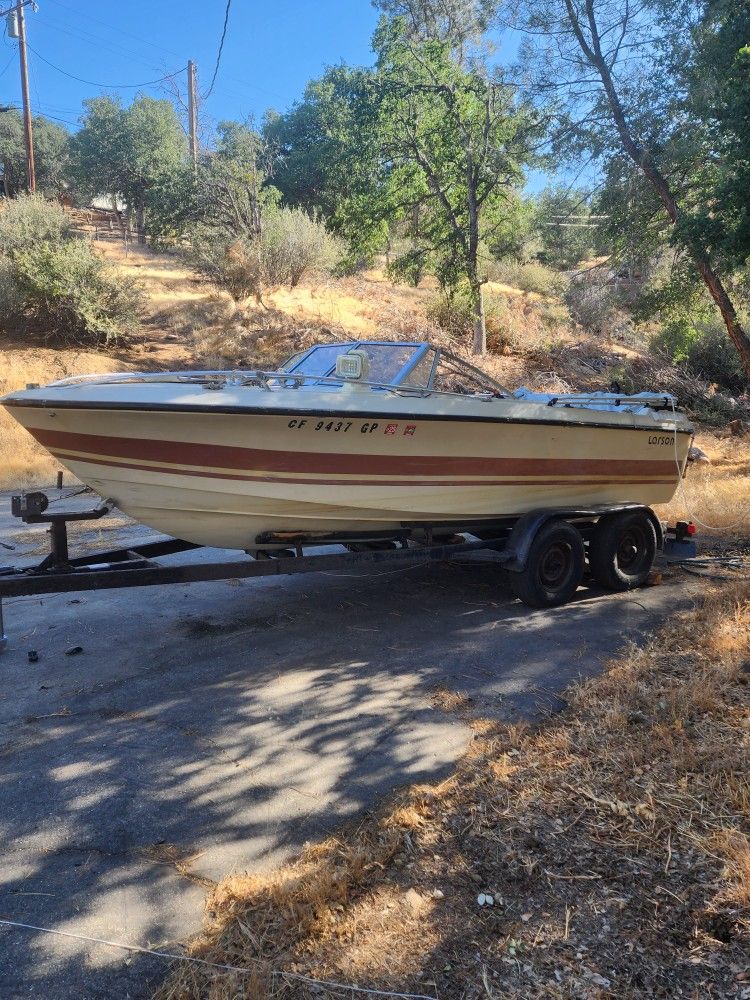 22' 1978 Larson. Great boat for fishing and fun.