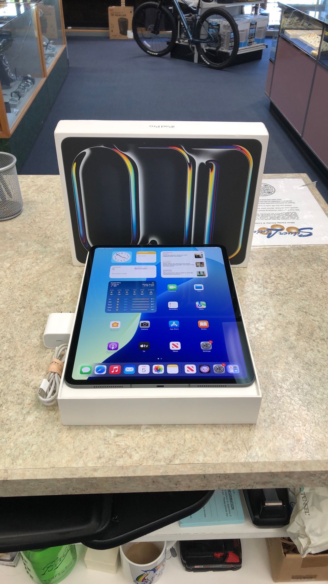 iPad Pro M4 Wifi+LTE(Unlocked) 256GB With Box And Charger