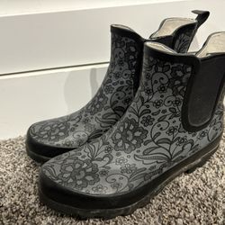 Western Chief Women’s Chelsea Boot Size 6