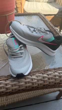 Nike Girls Shoes – Size 3.5Y 👟✨