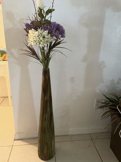 Vase 32” Tall / Incluide The Flowers.