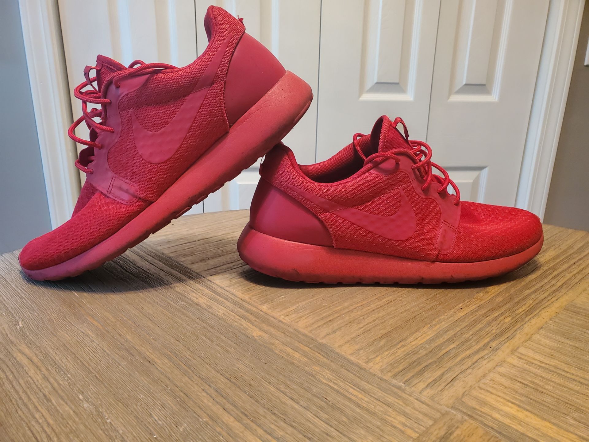 Nike Roshe One Hyperfuse University Red
Men's Size 10.5 Shoes Sneakers