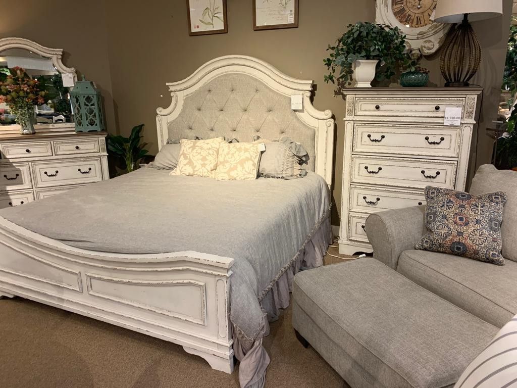 Realyn Chipped White Panel Bedroom Set 4-Piece Instock