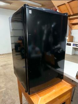 GE Black Mini Refrigerator Compact Fridge with Freezer – Works Great