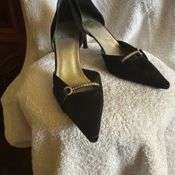 Stuart Whitman Pumps