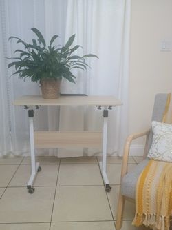 Adjustable Computer Desk with Wheels Usado