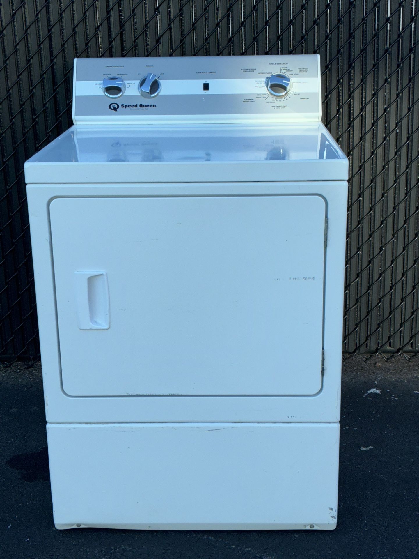 SPEED QUEEN ELECTRIC DRYER. WORKS PERFECT. 30 DAYS WARRANTY.