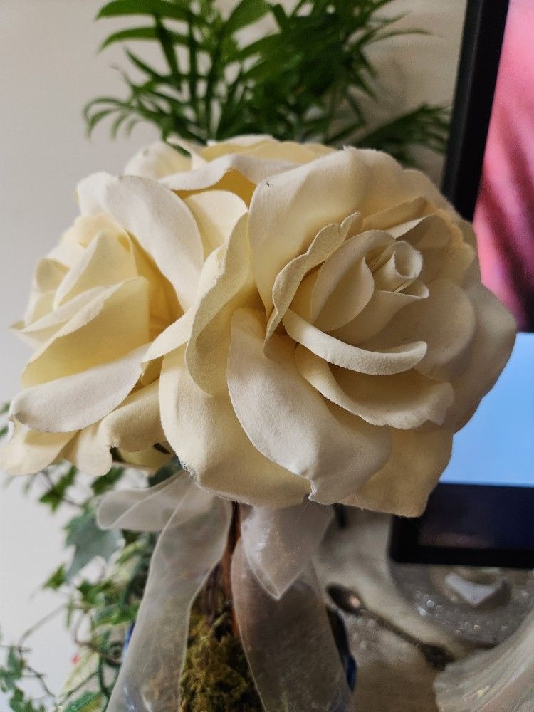 2 Tone Cream Flowers In Blu/white Ceramic Vase
