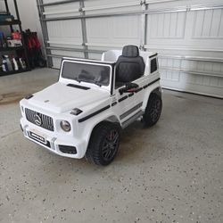 Ride On Licensed Mercedes-Benz G63 Car Toys, 12V Ride On Electric Car for 3-4 Years Kids with Remote Control