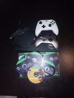 1 Tb Xbox One X Console Bundle 2 controllers 5 Games