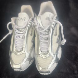 NIKE Women's Airmax Muse sneakers Size 7 