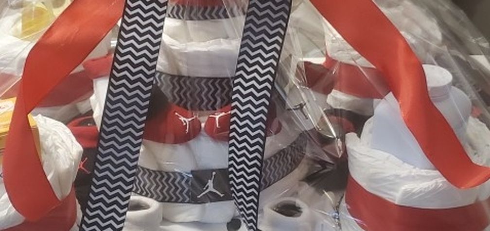 New Made To Order Nike And Jordan Diaper Cake. 3 Tier With 4 Single Tiers. 5 Jordan Socks,4 Bibs, 1 Hat 4 Full Size Infant Bath Care