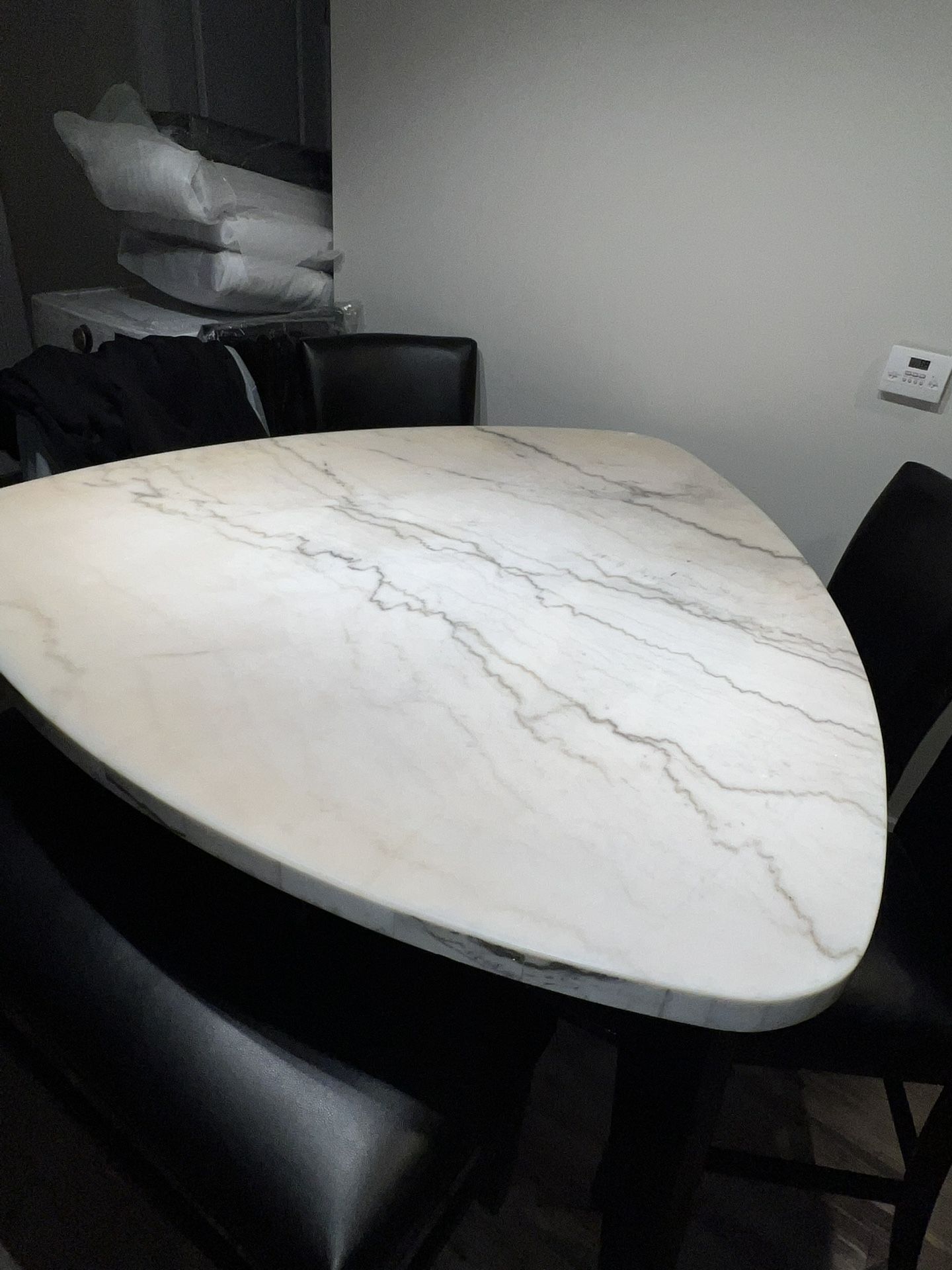 ROOMS TO GO Counter Height Modern Table