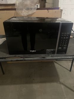 Whirlpool 20.93 in. Electric Countertop Microwave in Black with 0.7 cu. ft. Capacity 