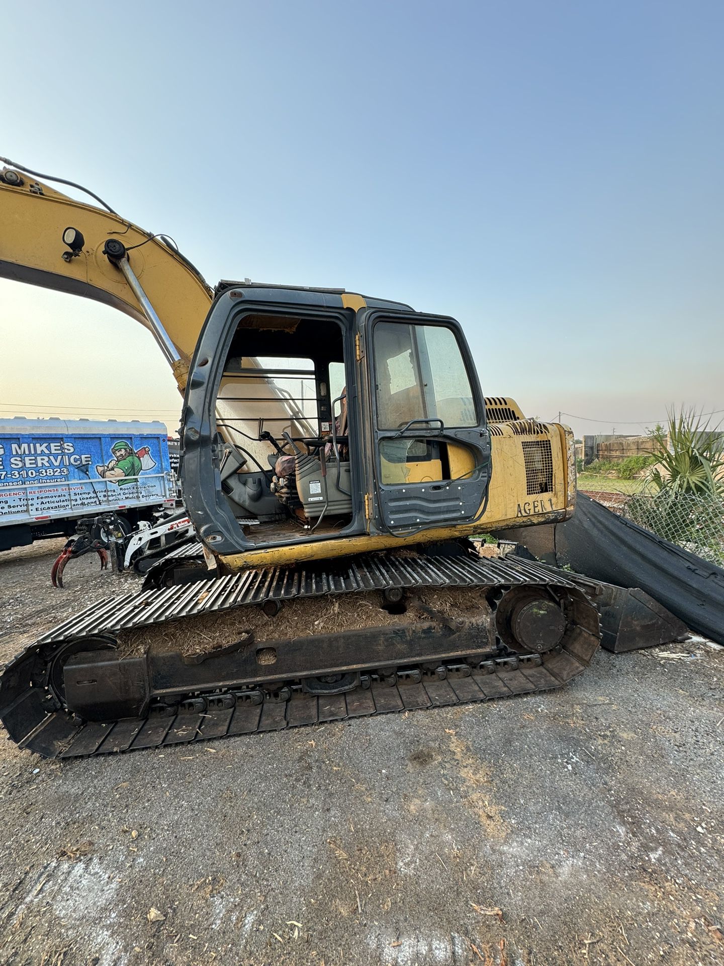 Excavator With Shear 