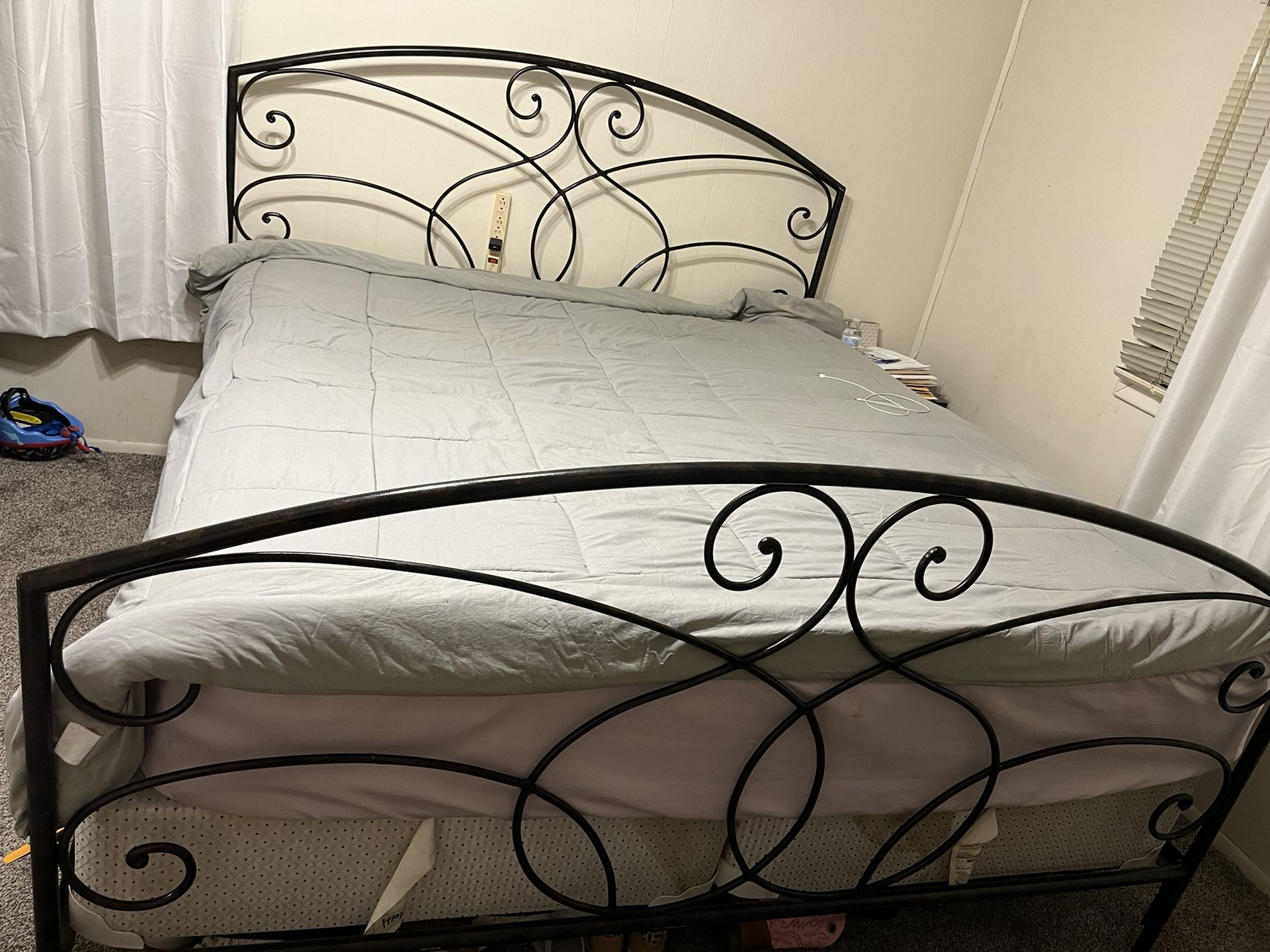 King Size Metal Bed Frame W/mattress