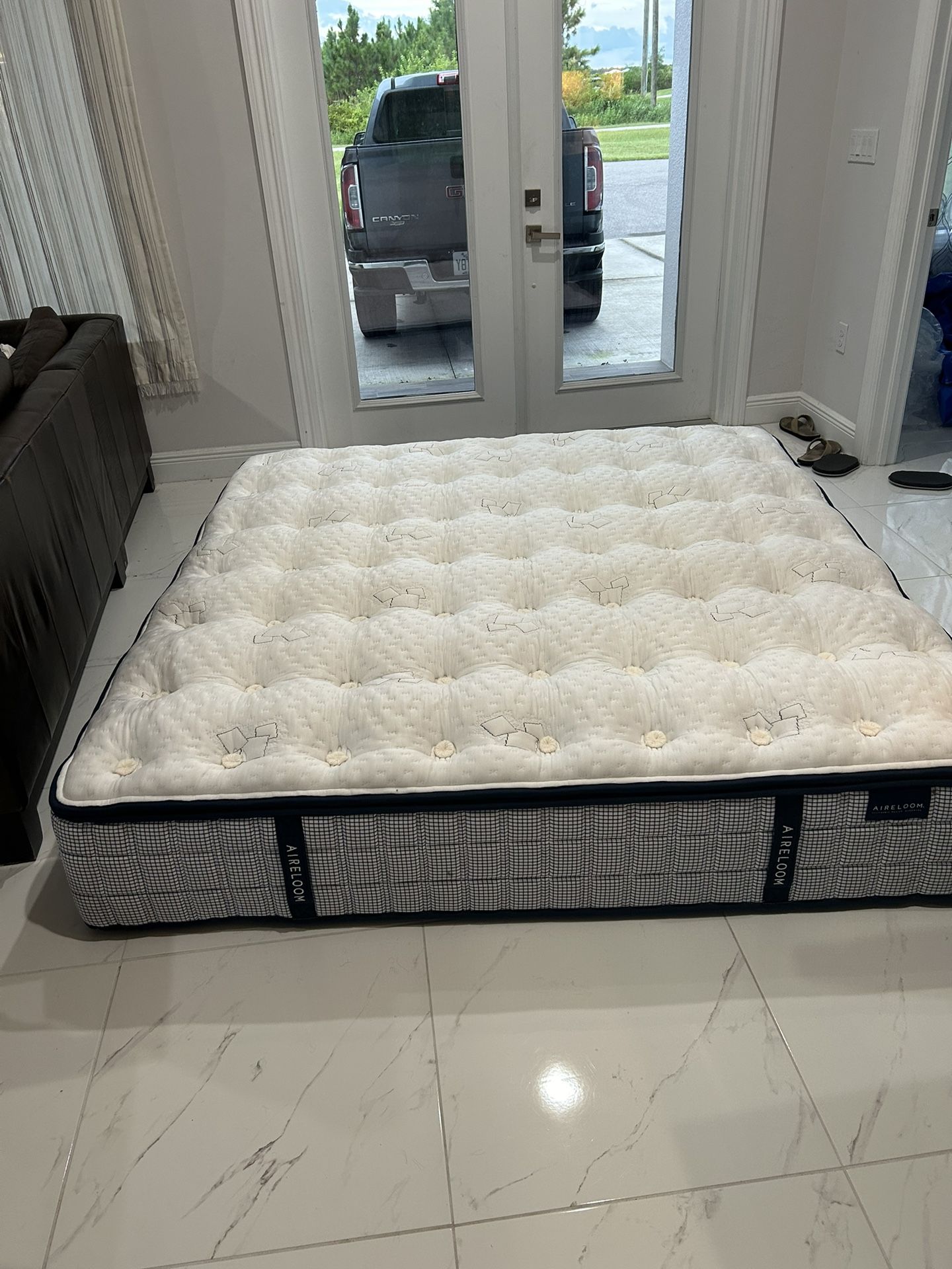 Aireloom Seaside Micro Coil Luxtop Plush: King Mattress (New 6.5k) 70 % off like new Only gently used for 3 months then put in storage as like new a