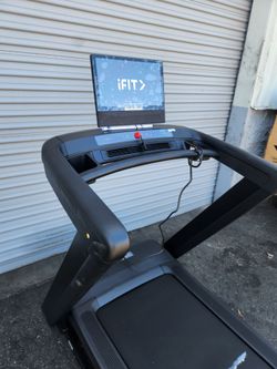 Commercial 1750 Nordictrack Treadmill  - 16" ifit touchscreen - 1 year warranty